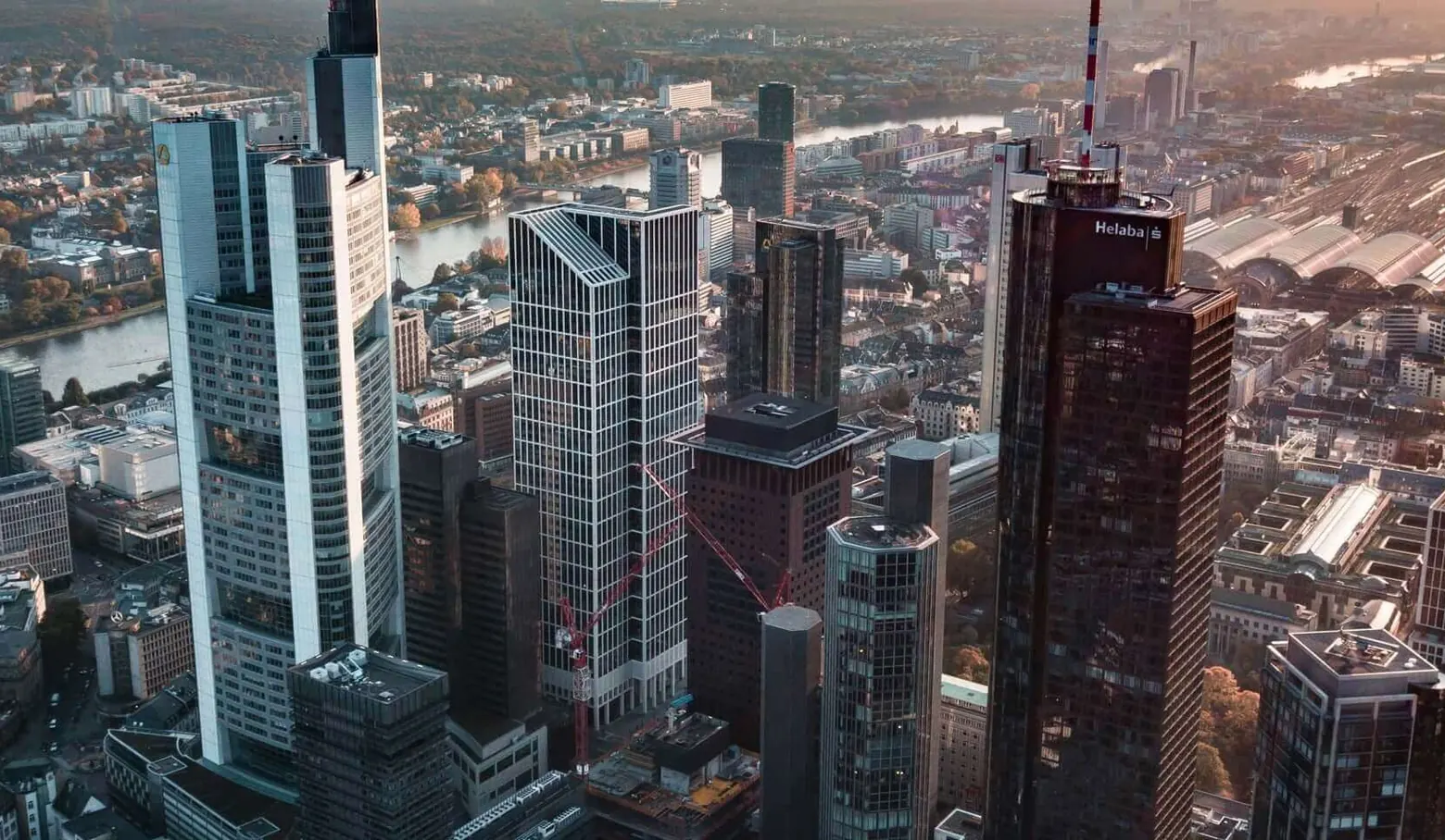 Luftaufnahme der Frankfurter Bankentürme, im Hintergrund der Main