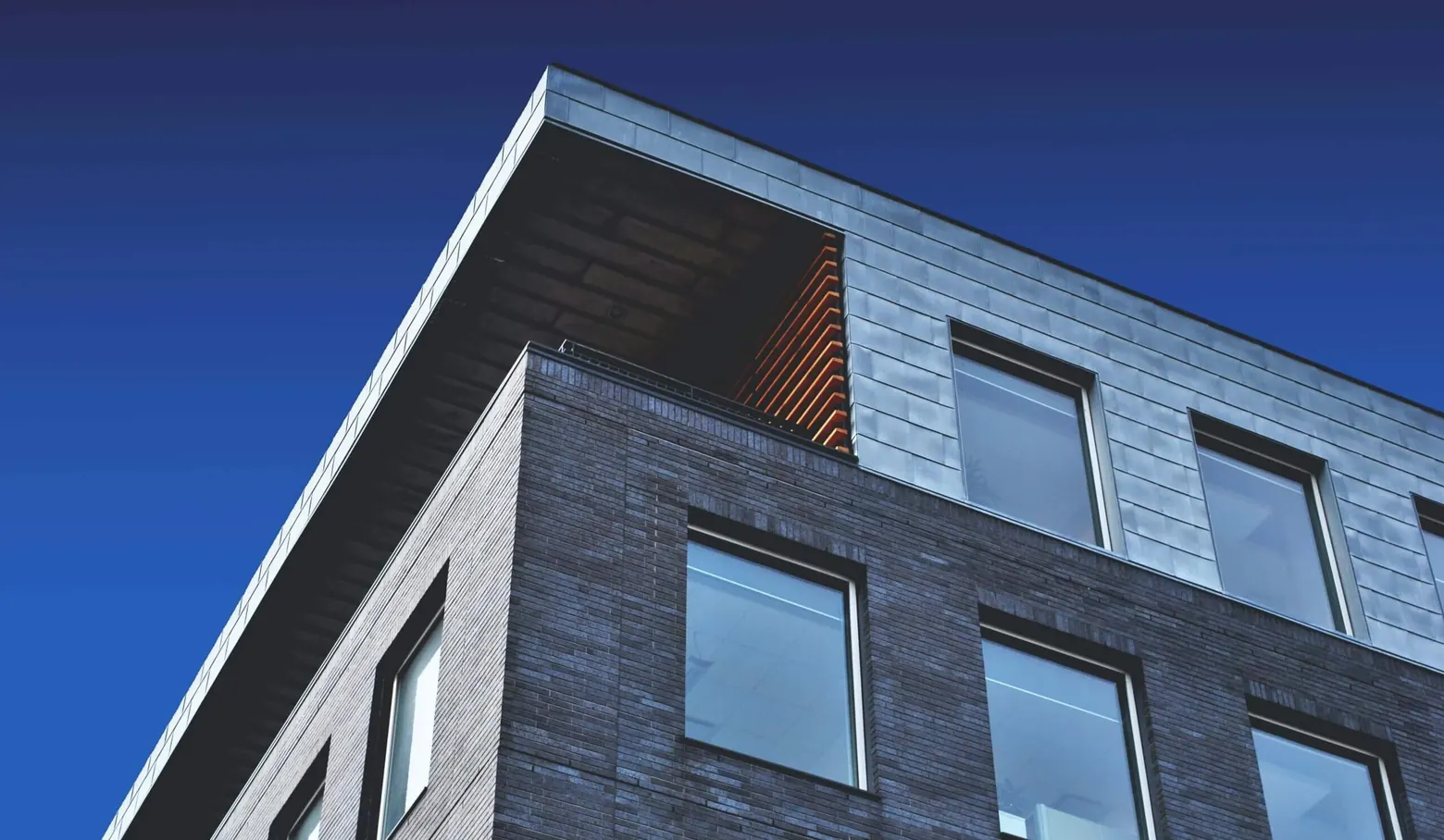Moderne Klinkerfassade eines Wohnhauses vor dunkelblauem Himmel