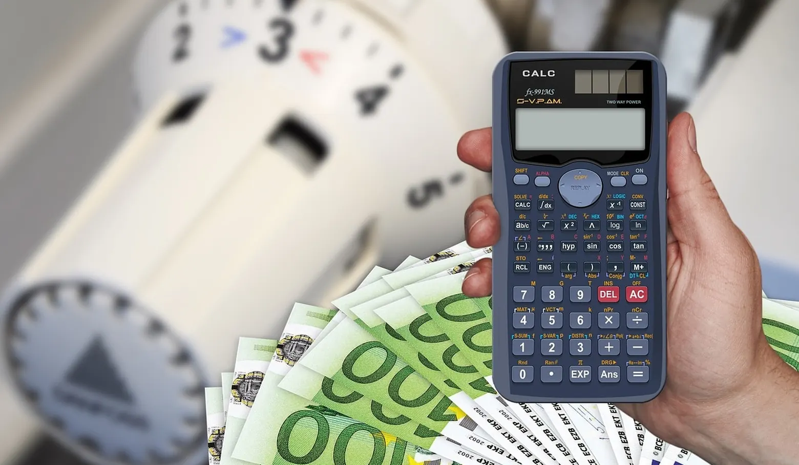 Hand hält einen Taschenrechner vor einem Heizkörperthermostat und Euroscheinen