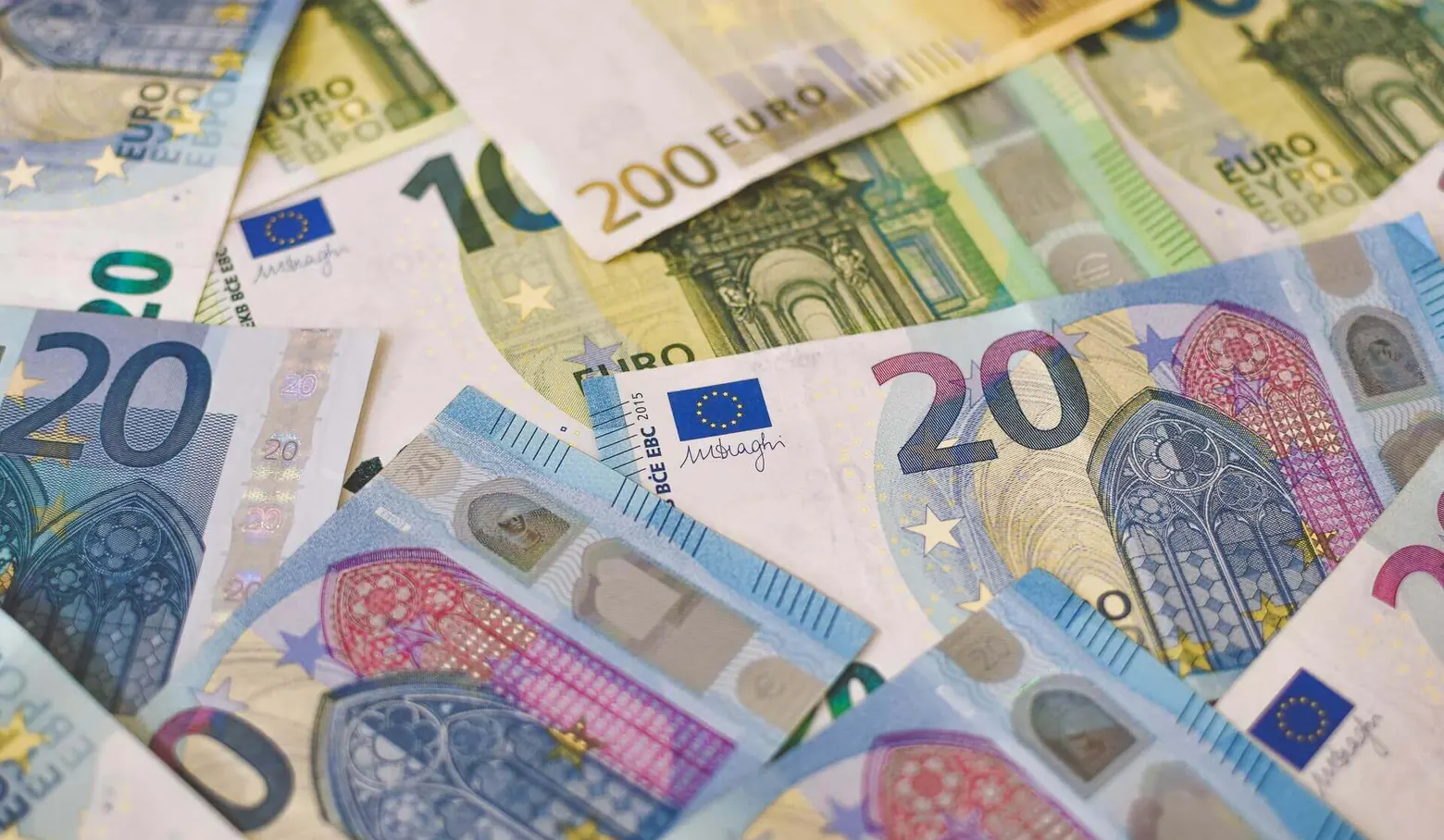 Ausgebreitete Euro-Banknoten verschiedener Werte