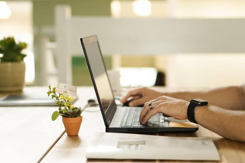 Mietkautionskonten digital über Laptop verwalten