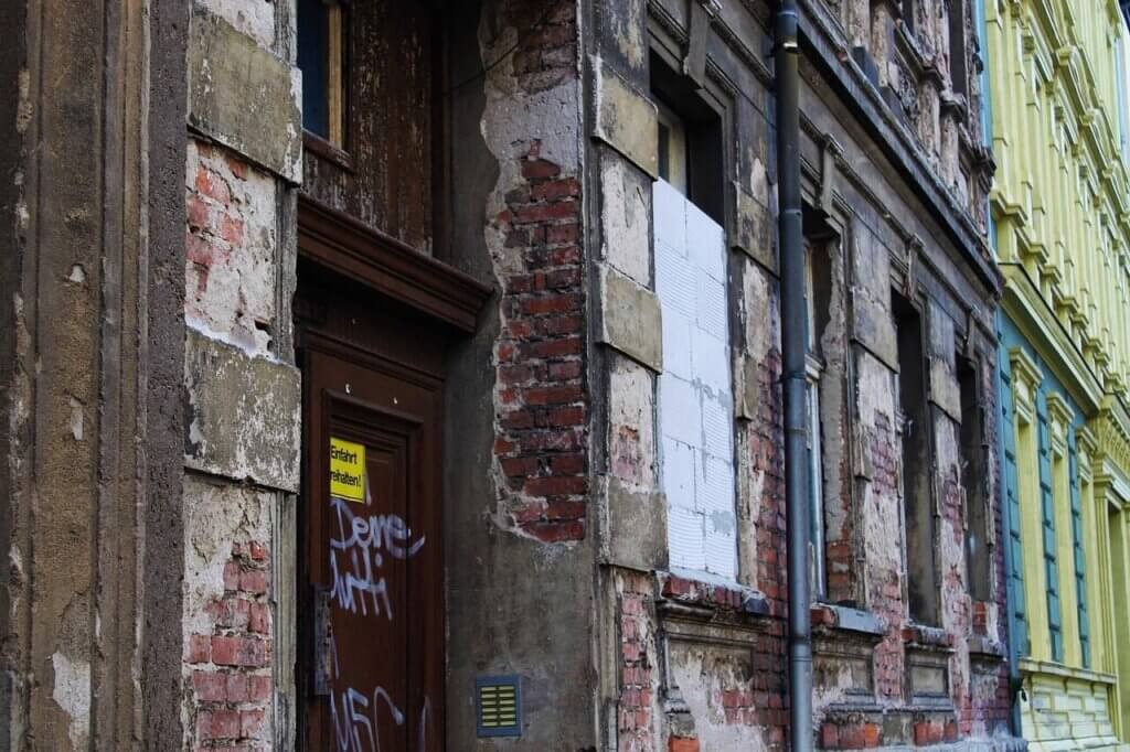 Sanierungsbedürftige Fassade